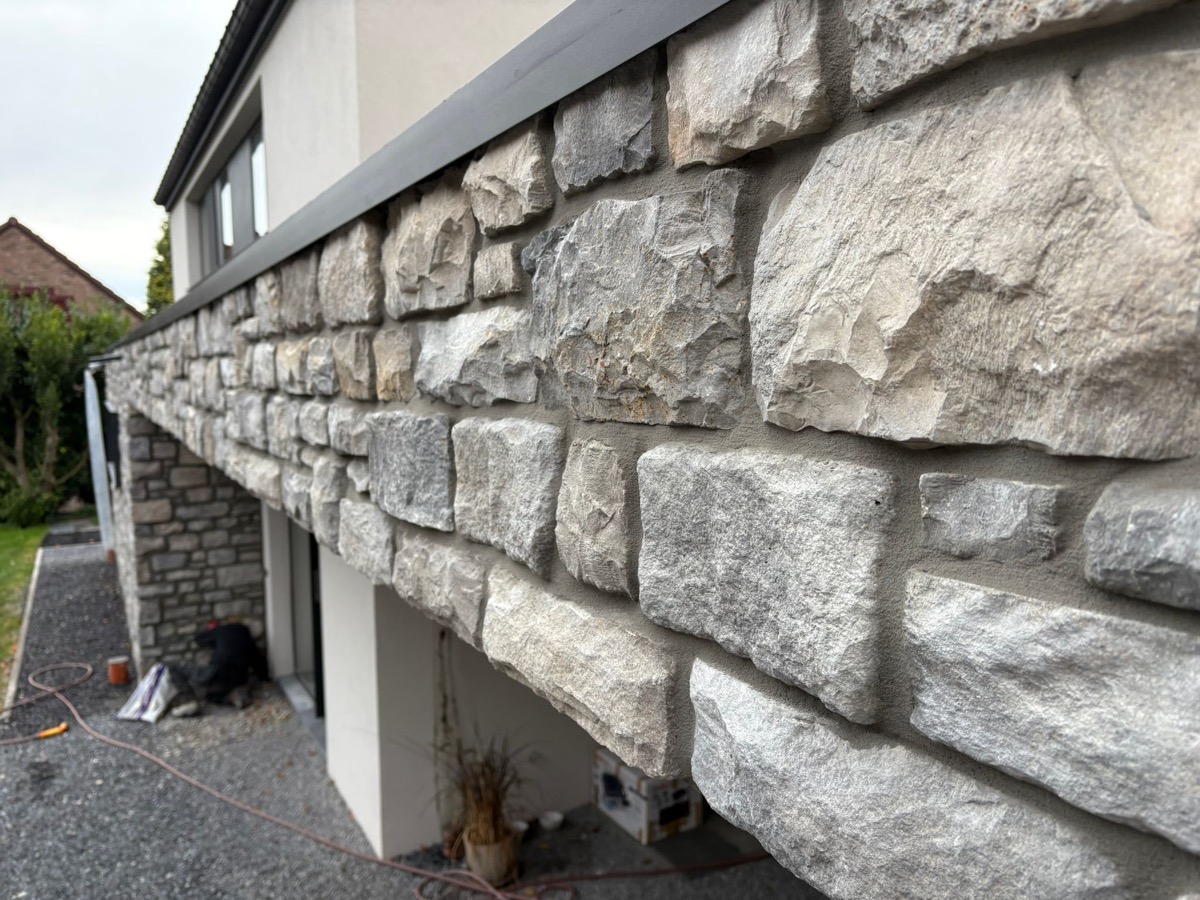 Chantier de pose de pierre de parement