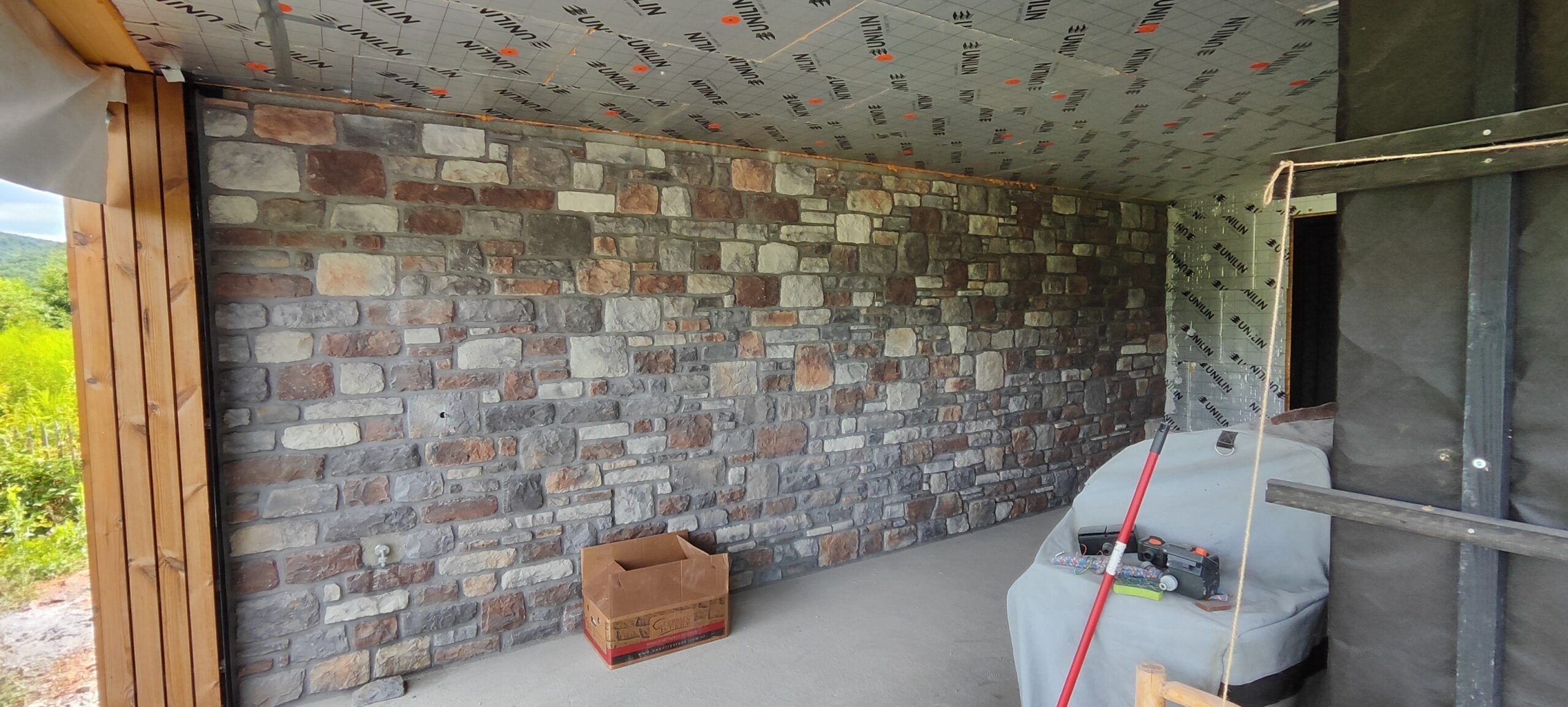 Parement mural en pierre reconstituée
